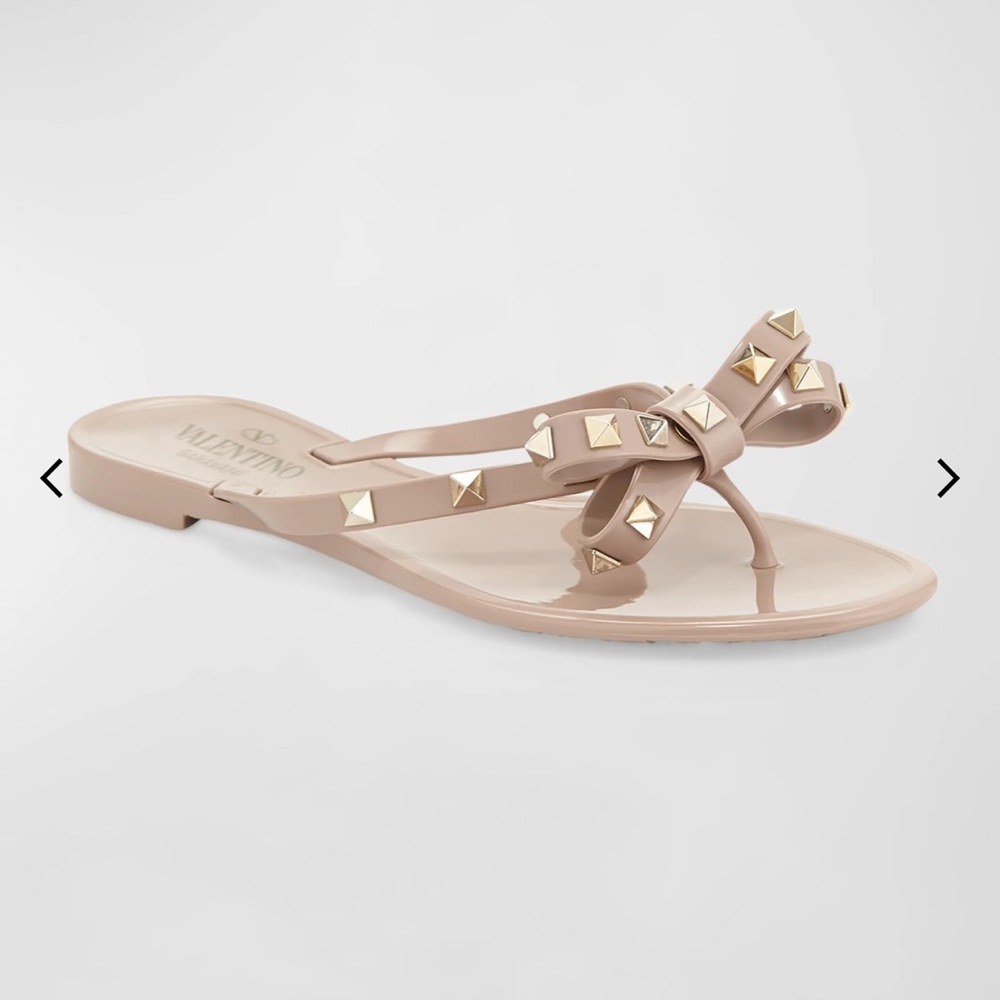 Valentino Rockstud Flip Flops in Poudre. Size 40